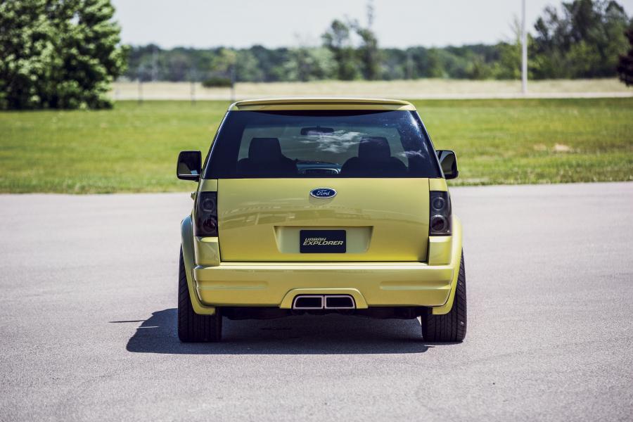  Ford Explorer Urban Concept 2002 года  (фото 8 из 16)
